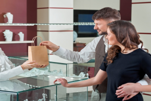 Gold Buyers vs Pawn Shops: Where Should You Sell Your Gold?